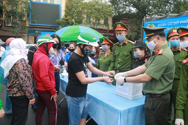 Xử phạt 146 người không đeo khẩu trang nơi công cộng